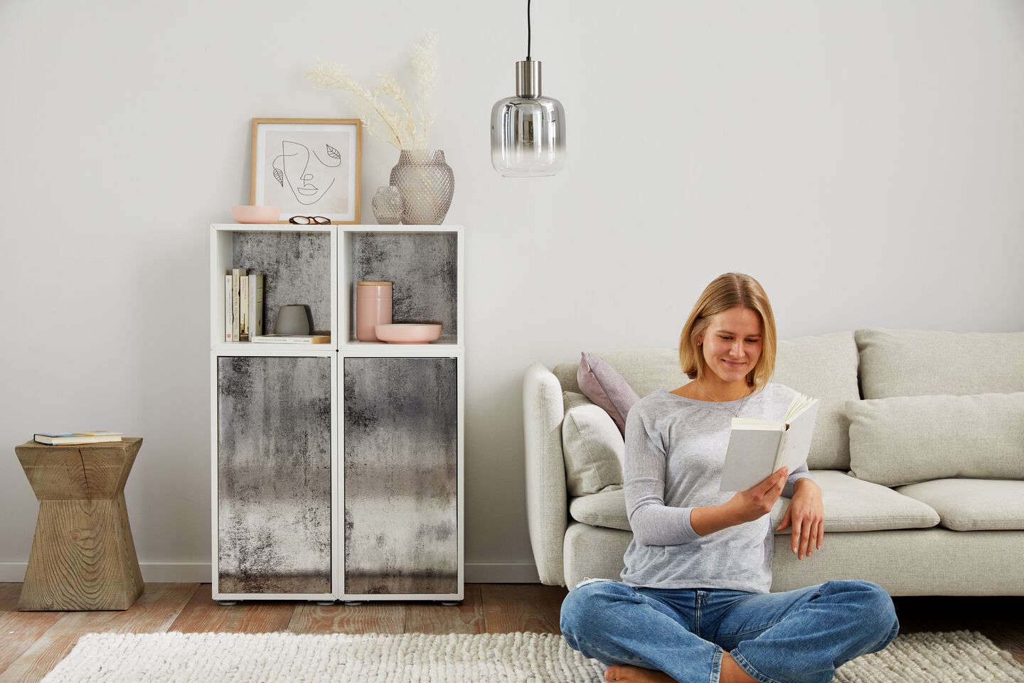 Frau in Raum mit Sofa und d-c-fix beklebten Regal